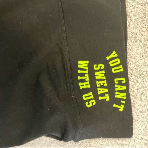 Awesome PINK Capri logo yoga pants - Picture 4 of 9